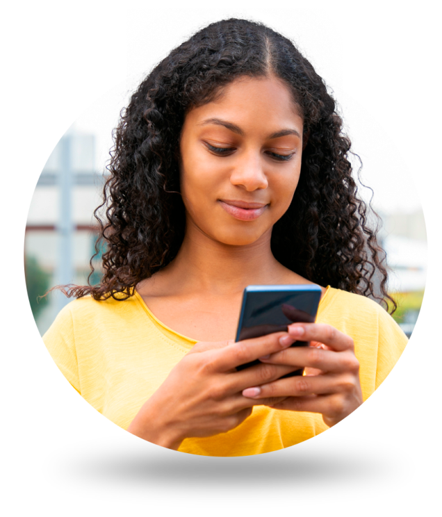 Moça com celular acessando app banQi