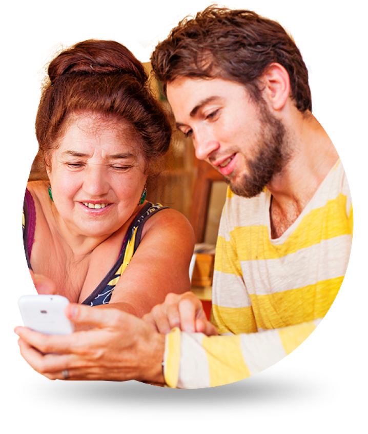 Senhora e jovem com celular
