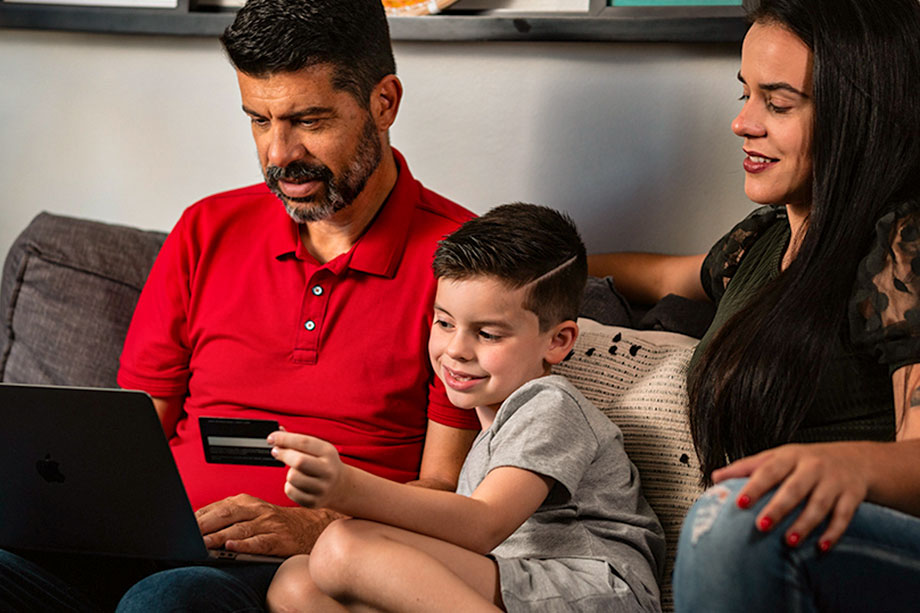 Vale a pena ter um cartão de crédito para toda a família?